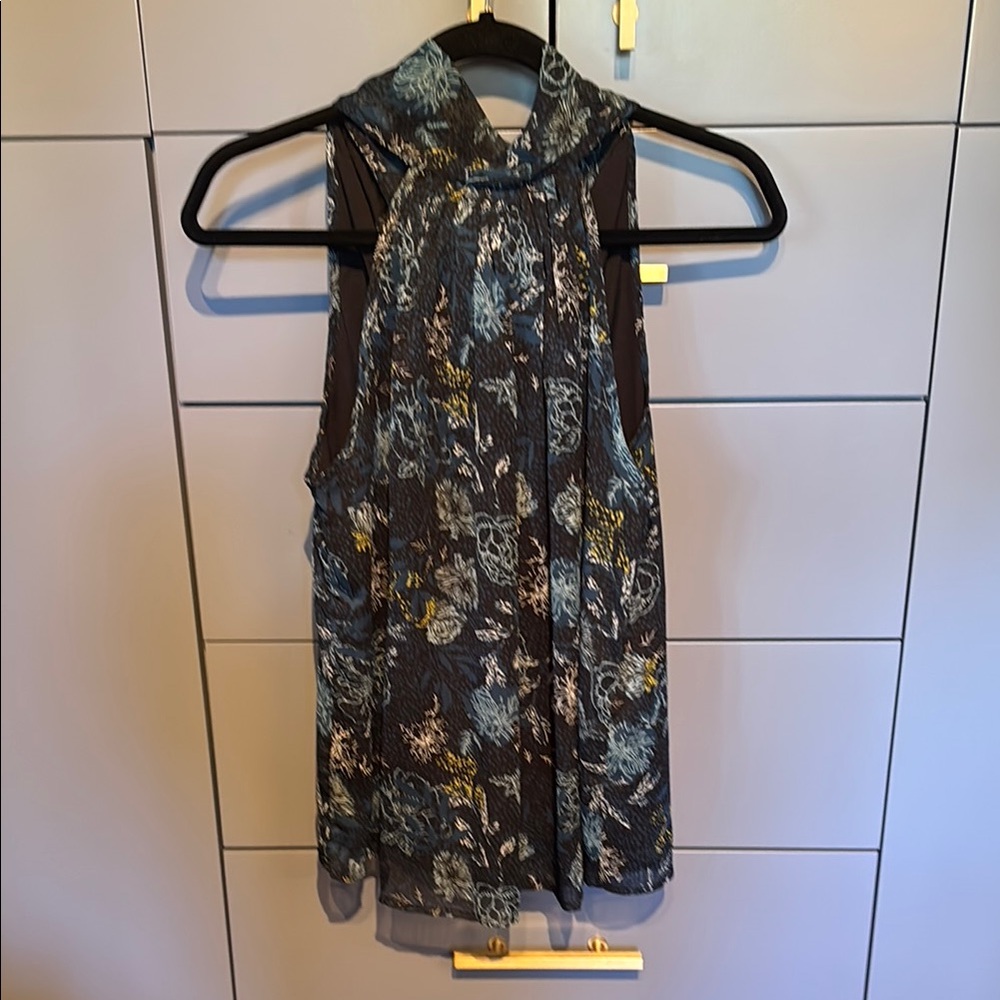 Gorgeous sleeveless blouse with flowy tie in back size M